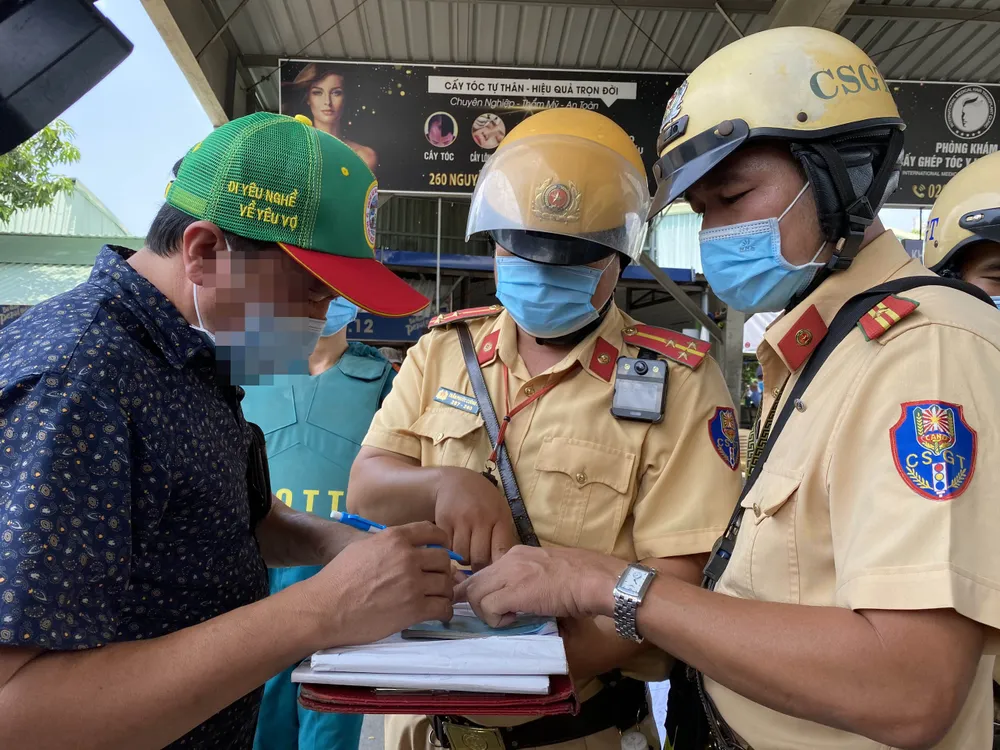 Kiểm tra nồng độ cồn, ma túy với tài xế ở Bến xe Miền Đông trước dịp lễ 30-4 và 1-5 ảnh 3 Kiểm tra nồng độ cồn, ma túy với tài xế ở Bến xe Miền Đông trước dịp lễ 30-4 và 1-5 ảnh 3