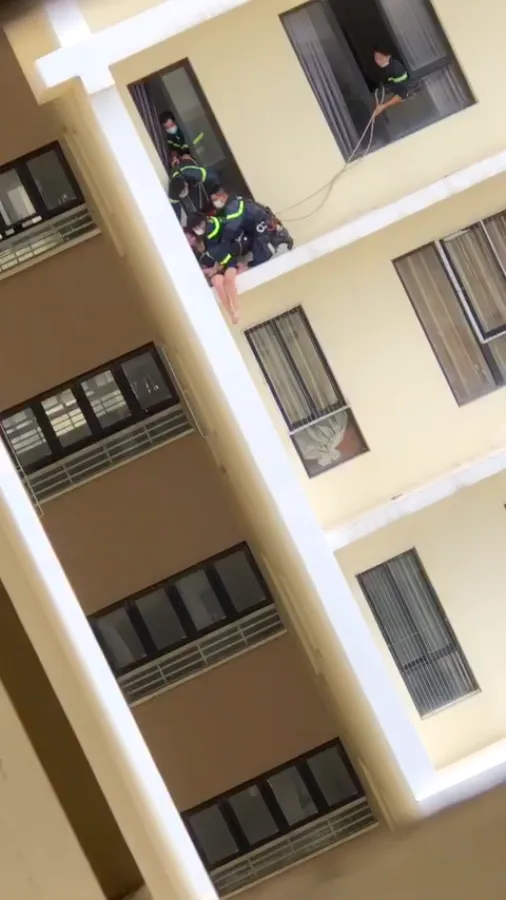 Nghẹt thở giải cứu cô gái ở tầng 18 của chung cư quận 7 ảnh 3