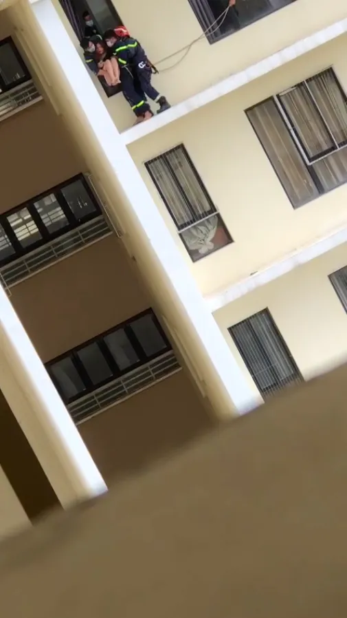 Nghẹt thở giải cứu cô gái ở tầng 18 của chung cư quận 7 ảnh 4