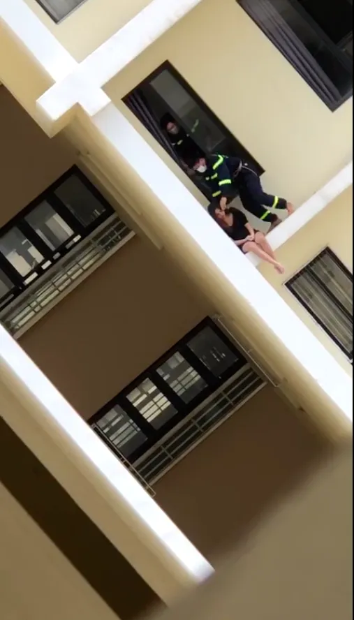 Nghẹt thở giải cứu cô gái ở tầng 18 của chung cư quận 7 ảnh 2