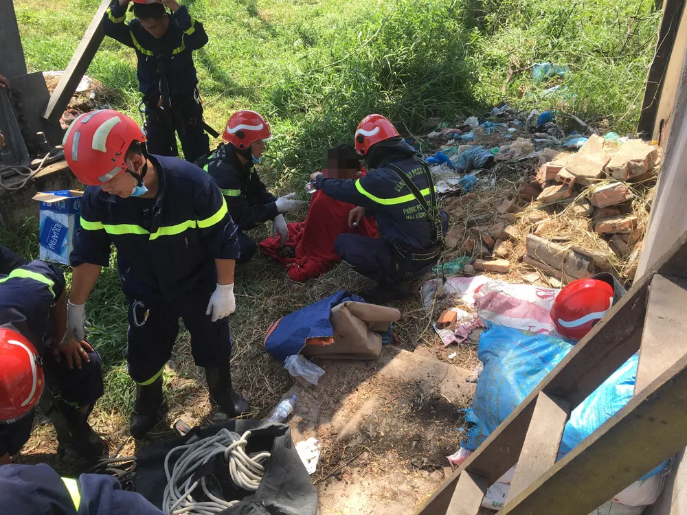 Giải cứu người phụ nữ leo lên cột điện cao thế ở TP Thủ Đức ảnh 2