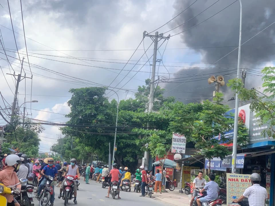 Khói bốc cao hàng chục mét 