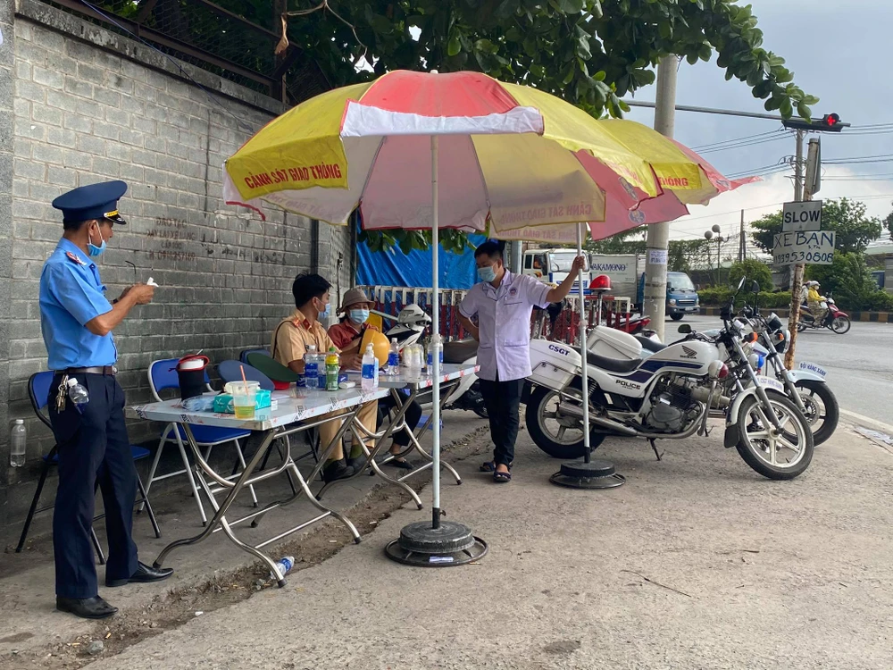 Chốt, trạm kiểm soát phòng, chống dịch Covid-19 ra vào TPHCM hoạt động cả thứ bảy, chủ nhật. Ảnh: CHÍ THẠCH 