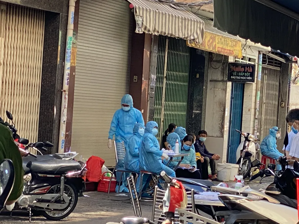 Phong toả con hẻm đường Nguyễn Đình Chiểu do có ca nghi mắc Covid-19 ảnh 5