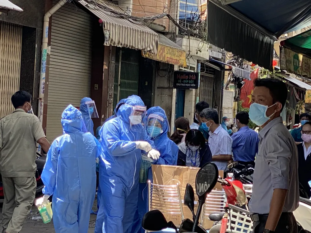 Phong toả con hẻm đường Nguyễn Đình Chiểu do có ca nghi mắc Covid-19 ảnh 4