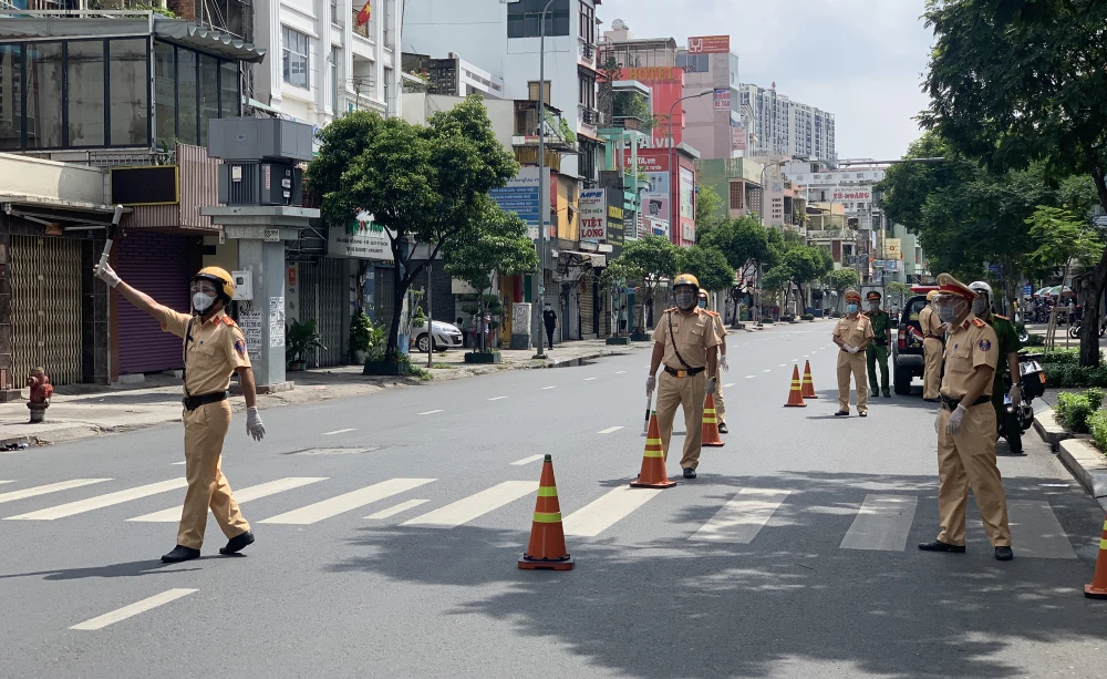 Công an quận 3, đảm bảo giao thông thông thoáng trên các tuyến đường trên địa bàn. Ảnh: CHÍ THẠCH 