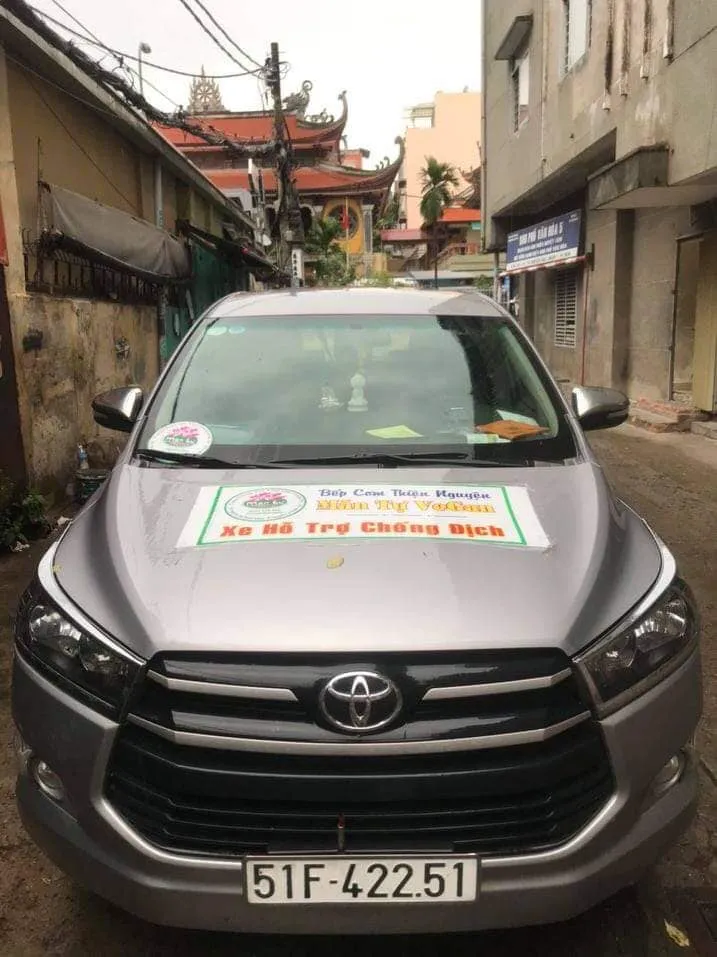 Xe dán bảng “Bếp cơm thiện nguyện...” đưa người từ TPHCM về quê với giá 5 triệu đồng ảnh 1 Xe dán bảng “Bếp cơm thiện nguyện...” đưa người từ TPHCM về quê với giá 5 triệu đồng ảnh 1