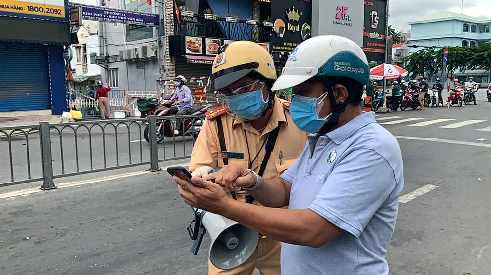 Nhiều chốt kiểm tra di biến động dân cư ở TPHCM ùn ứ ảnh 6 Nhiều chốt kiểm tra di biến động dân cư ở TPHCM ùn ứ ảnh 6