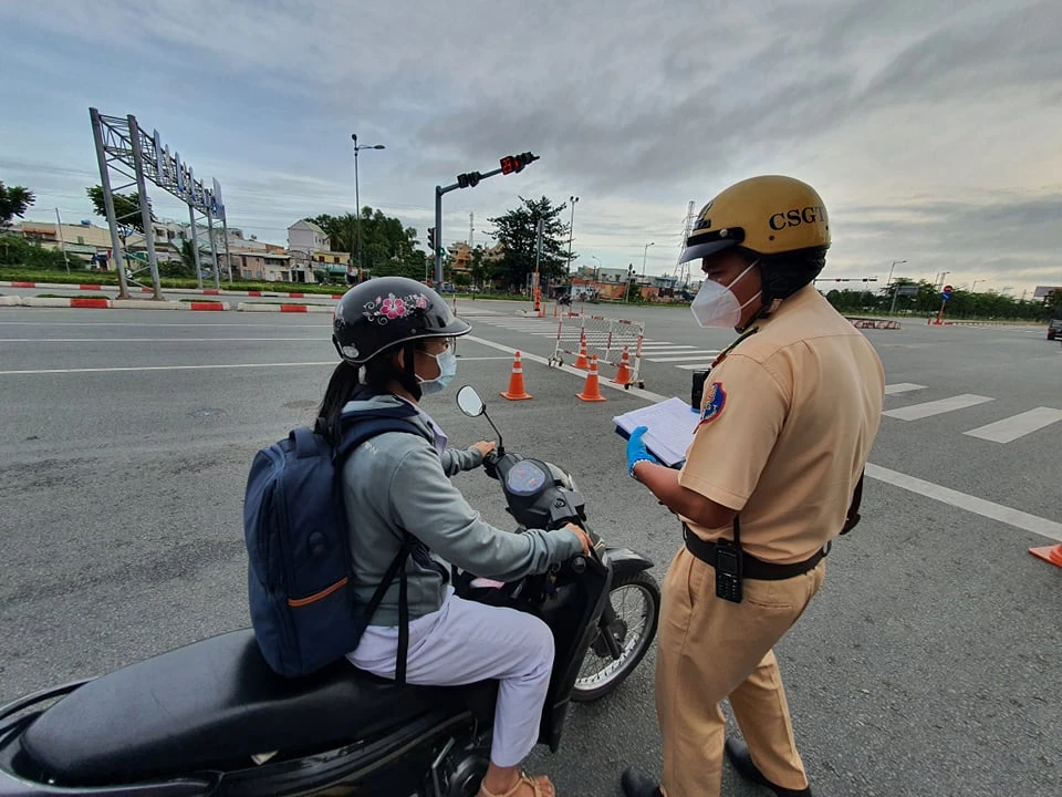 Lực lượng kiểm tra người lưu thông qua chốt ở TP Thủ Đức. Ảnh: CHÍ THẠCH 