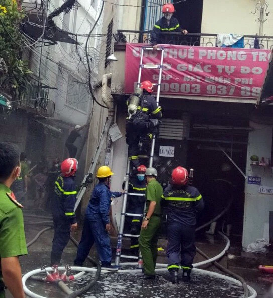 Lực lượng chữa cháy tại hiện trường 