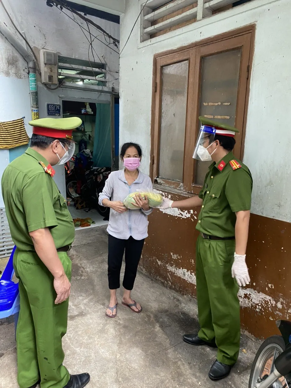 Cảnh sát PCCC trao quà cho người dân, trẻ em có hoàn cảnh khó khăn  ảnh 3