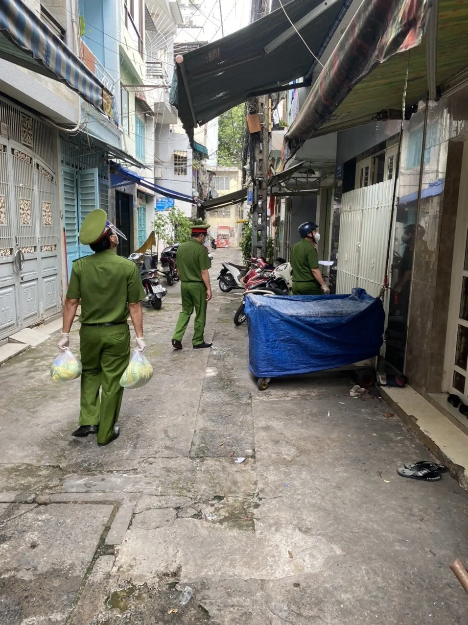 Cảnh sát PCCC trao quà cho người dân, trẻ em có hoàn cảnh khó khăn  ảnh 1