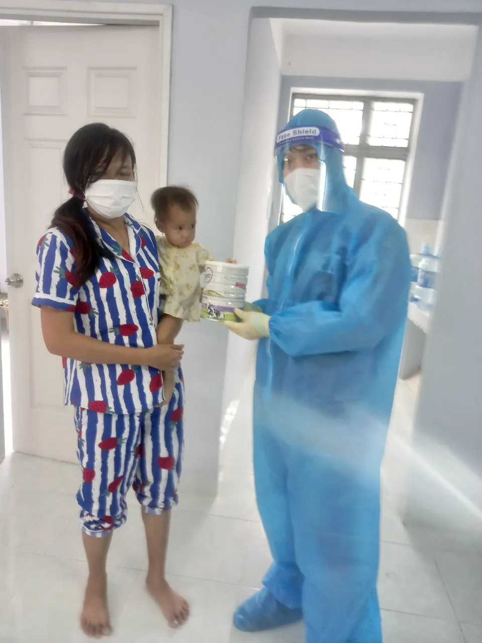 Cảnh sát PCCC trao quà cho người dân, trẻ em có hoàn cảnh khó khăn  ảnh 6