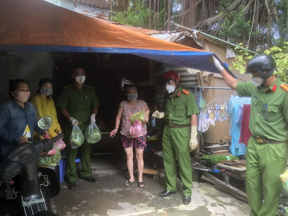 Công an thăm hỏi, động viên tặng 1.000 phần quà cho người dân quận 6 ảnh 5 Công an thăm hỏi, động viên tặng 1.000 phần quà cho người dân quận 6 ảnh 5