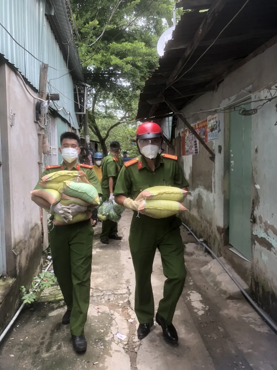 Công an thăm hỏi, động viên tặng 1.000 phần quà cho người dân quận 6 ảnh 6 Công an thăm hỏi, động viên tặng 1.000 phần quà cho người dân quận 6 ảnh 6