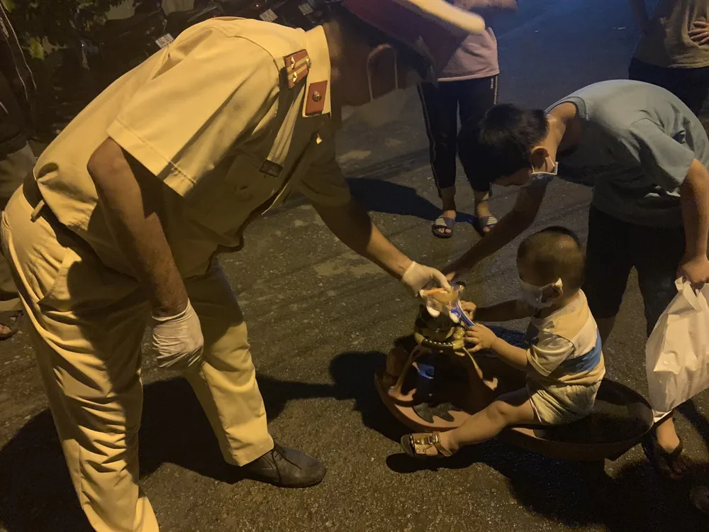 CSGT TPHCM trao 2.500 phần quà Trung thu tới các cháu thiếu nhi ở TP Thủ Đức ảnh 7 CSGT TPHCM trao 2.500 phần quà Trung thu tới các cháu thiếu nhi ở TP Thủ Đức ảnh 7