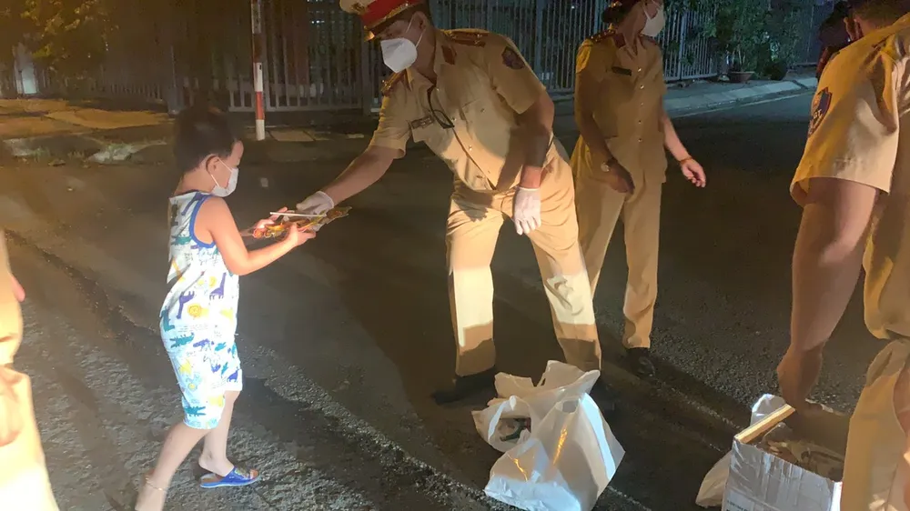 CSGT TPHCM trao 2.500 phần quà Trung thu tới các cháu thiếu nhi ở TP Thủ Đức ảnh 5 CSGT TPHCM trao 2.500 phần quà Trung thu tới các cháu thiếu nhi ở TP Thủ Đức ảnh 5