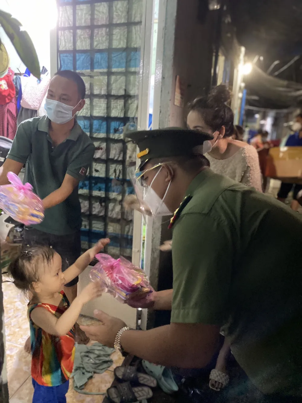 CSGT TPHCM trao 2.500 phần quà Trung thu tới các cháu thiếu nhi ở TP Thủ Đức ảnh 14 CSGT TPHCM trao 2.500 phần quà Trung thu tới các cháu thiếu nhi ở TP Thủ Đức ảnh 14