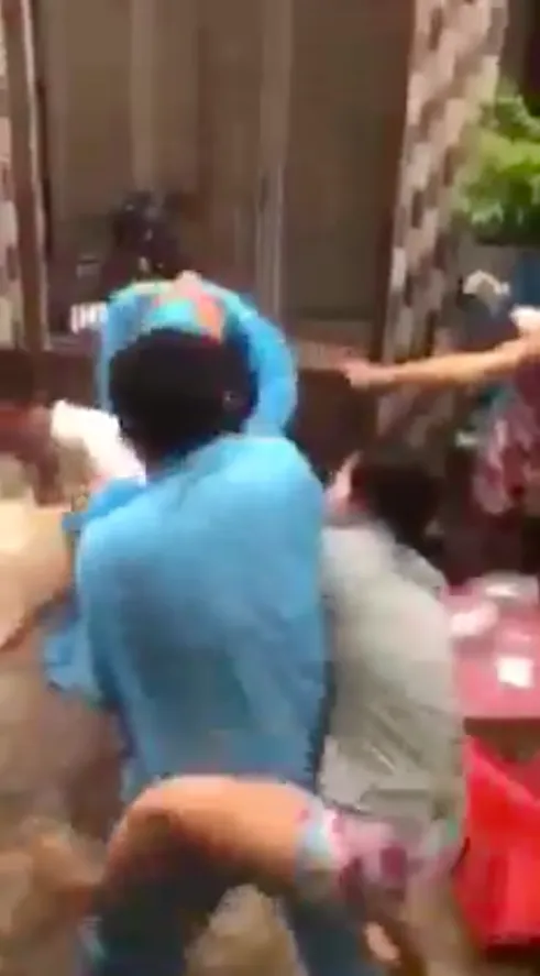 TPHCM: Làm rõ clip nhóm người dân và người mặc áo bảo hộ y tế xô xát ở quận 8 ảnh 1