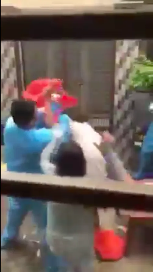 TPHCM: Làm rõ clip nhóm người dân và người mặc áo bảo hộ y tế xô xát ở quận 8 ảnh 2