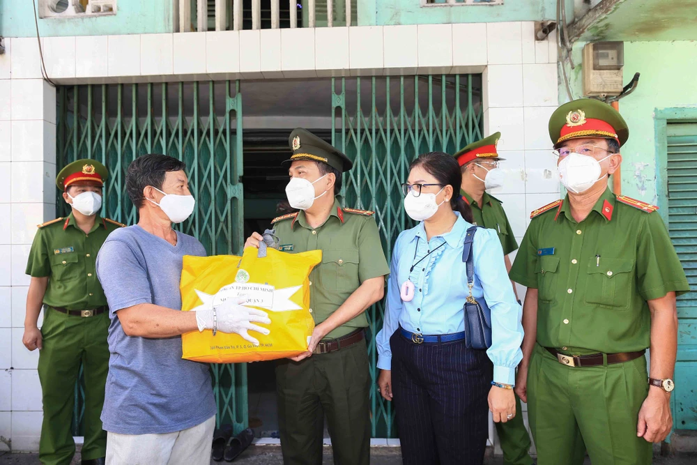 Lãnh đạo Công an TPHCM trao gạo, nhu yếu phẩm... cho bà con khó khăn ở quận 3 ảnh 6 Lãnh đạo Công an TPHCM trao gạo, nhu yếu phẩm... cho bà con khó khăn ở quận 3 ảnh 6