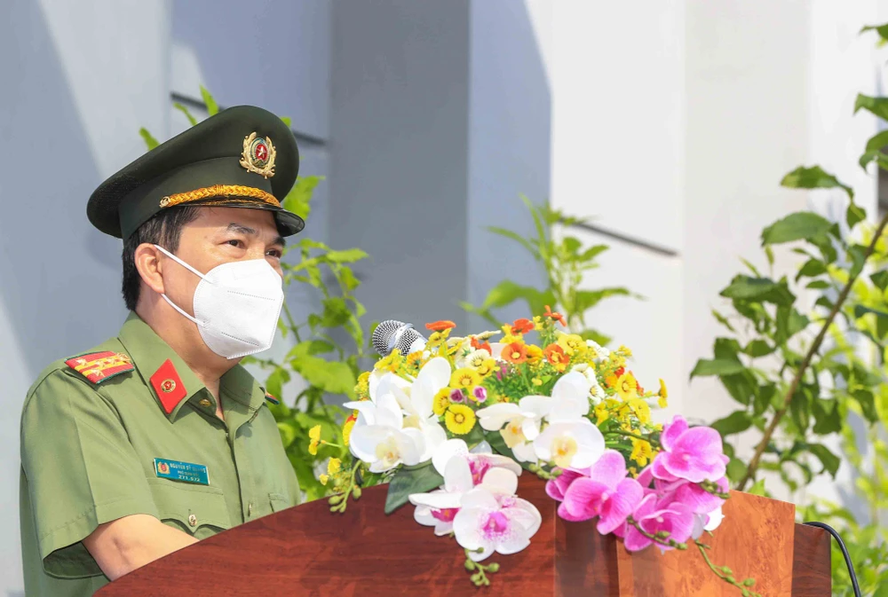 Lãnh đạo Công an TPHCM trao gạo, nhu yếu phẩm... cho bà con khó khăn ở quận 3 ảnh 2 Lãnh đạo Công an TPHCM trao gạo, nhu yếu phẩm... cho bà con khó khăn ở quận 3 ảnh 2