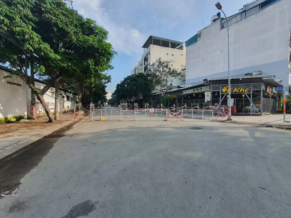 Nhiều tuyến đường, con hẻm ở TPHCM vẫn rào chắn nhiều lớp ảnh 4