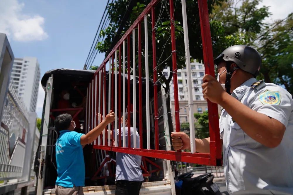 Nhiều tuyến đường, con hẻm ở TPHCM vẫn rào chắn nhiều lớp ảnh 10