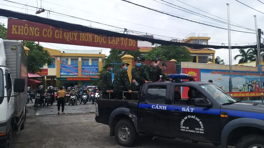 Công an TPHCM đồng loạt ra quân tuần tra, kiểm soát lưu động trong trạng thái “bình thường mới“ ảnh 7