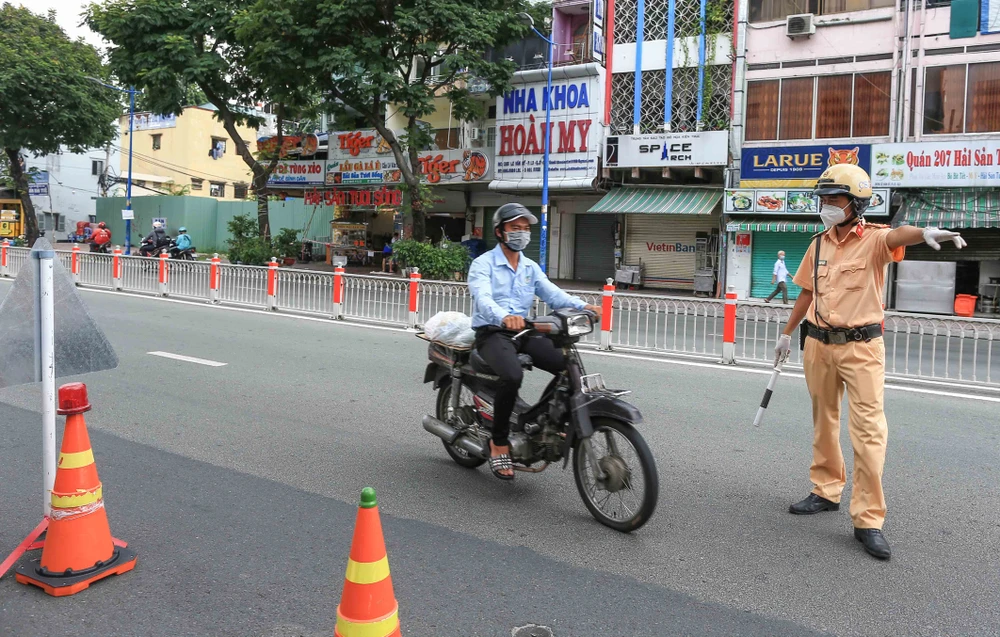 Xử lý nhiều trường hợp vi phạm giao thông trong ngày đầu nới lỏng giãn cách ở TPHCM. Ảnh: DŨNG PHƯƠNG 