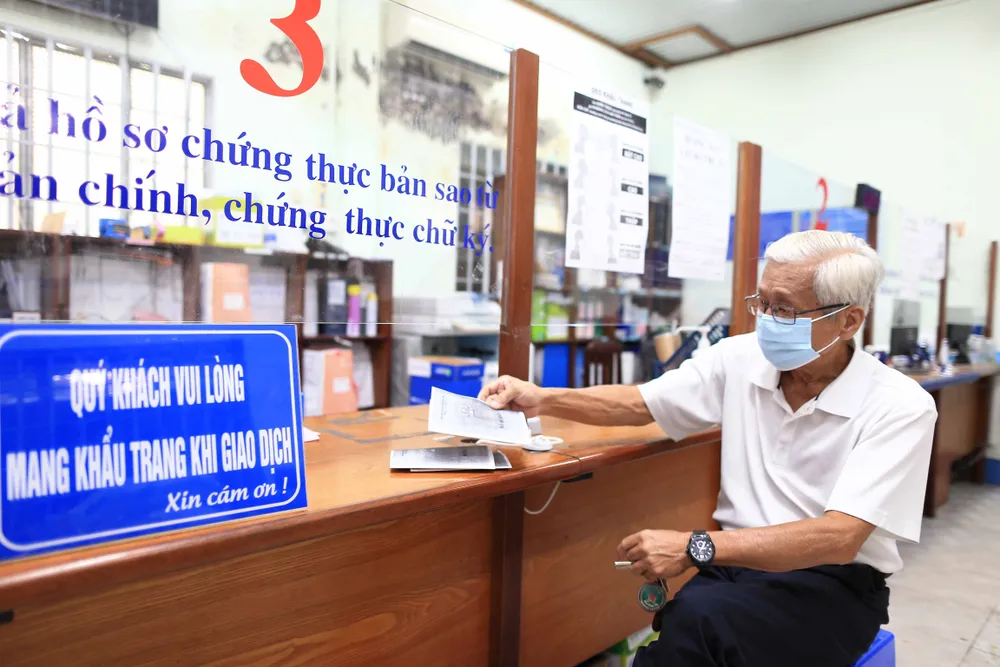 Giao thông nhộn nhịp trong ngày đầu nới lỏng giãn cách ở TPHCM ảnh 13