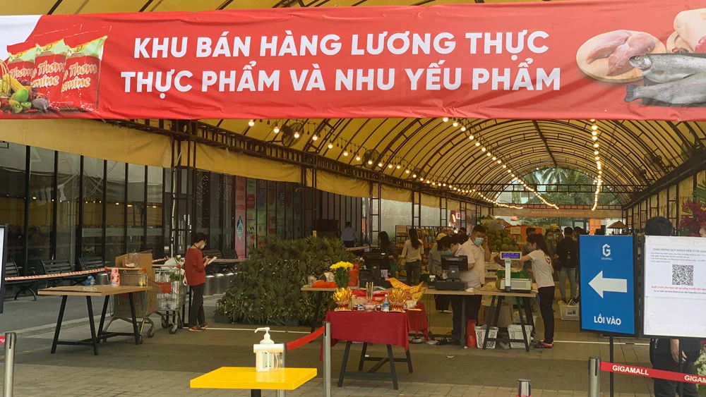 Khu bán thực phẩm, nhu yếu phẩm phục vụ người dân ở TPHCM tại Giga Market. Ảnh: AN PHƯỚC