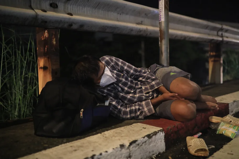 Hàng ngàn người dân miền Tây đi xe máy từ tỉnh Bình Dương qua TPHCM để về quê ảnh 4