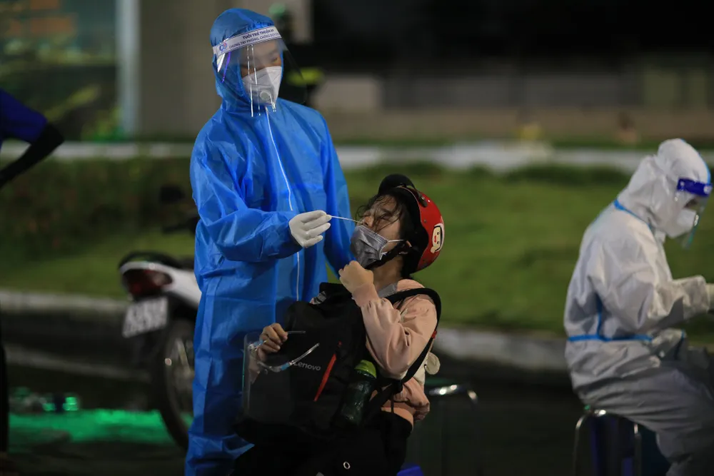 Hàng ngàn người dân miền Tây đi xe máy từ tỉnh Bình Dương qua TPHCM để về quê ảnh 7