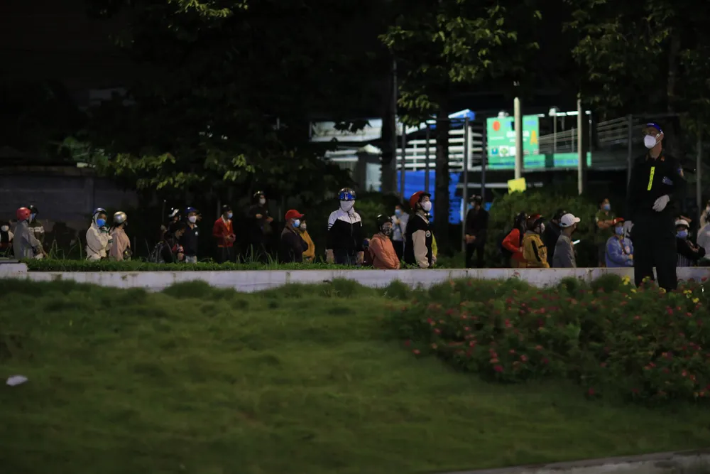 Hàng ngàn người dân miền Tây đi xe máy từ tỉnh Bình Dương qua TPHCM để về quê ảnh 8