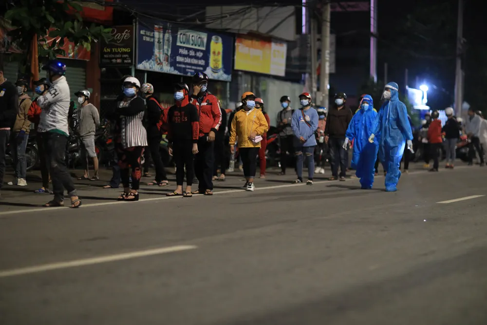 Hàng ngàn người dân miền Tây đi xe máy từ tỉnh Bình Dương qua TPHCM để về quê ảnh 9