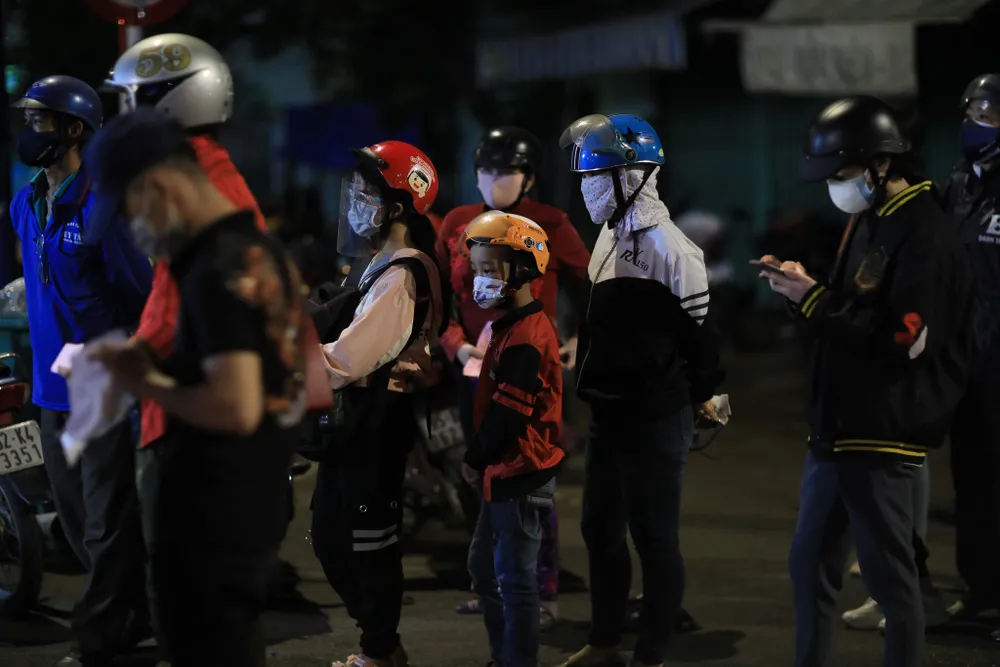 Hàng ngàn người dân miền Tây đi xe máy từ tỉnh Bình Dương qua TPHCM để về quê ảnh 10