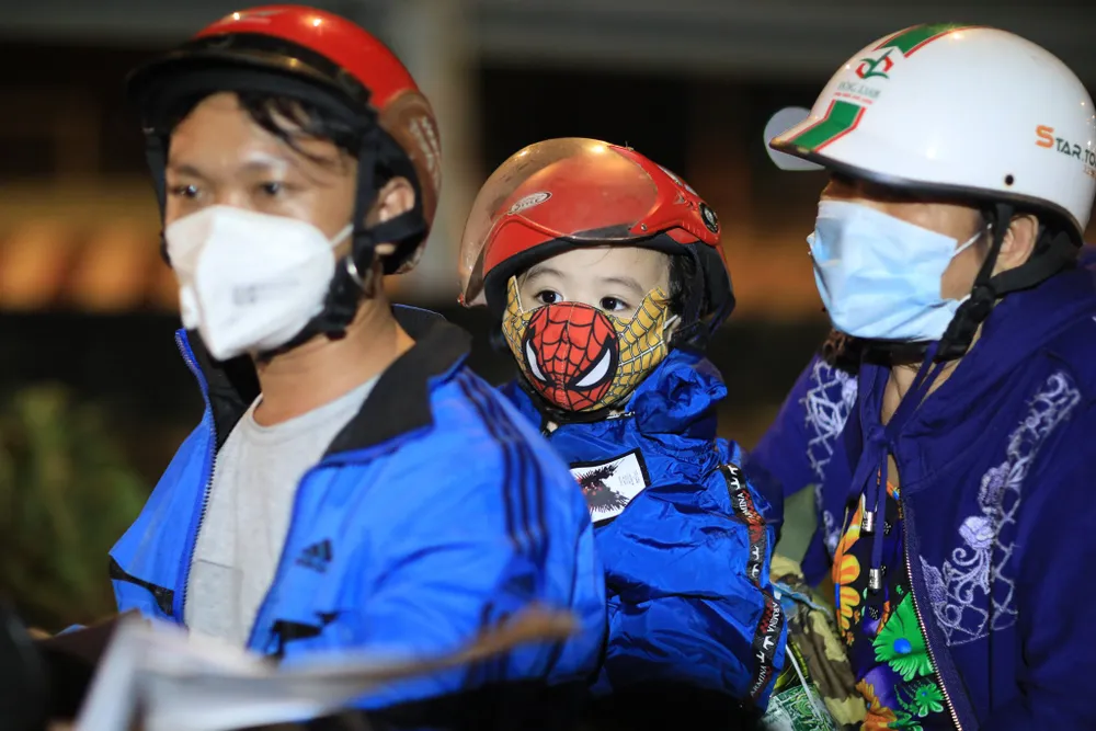 Hàng ngàn người dân miền Tây đi xe máy từ tỉnh Bình Dương qua TPHCM để về quê ảnh 3