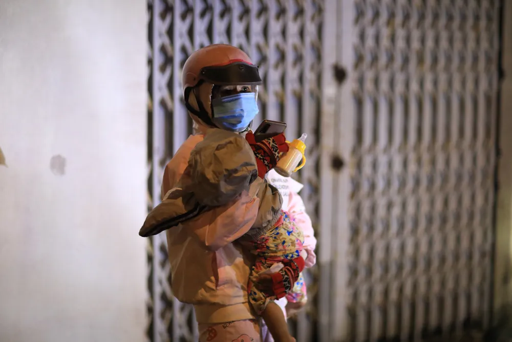 Hàng ngàn người dân miền Tây đi xe máy từ tỉnh Bình Dương qua TPHCM để về quê ảnh 11