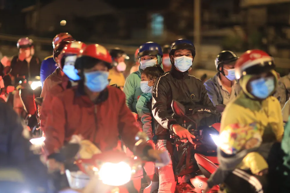 Hàng ngàn người dân miền Tây đi xe máy từ tỉnh Bình Dương qua TPHCM để về quê ảnh 13