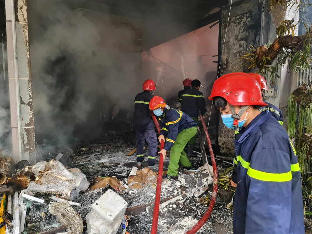 Kho chứa đồ trang trí sự kiện cưới, hỏi bùng cháy dữ dội ảnh 1 Kho chứa đồ trang trí sự kiện cưới, hỏi bùng cháy dữ dội ảnh 1