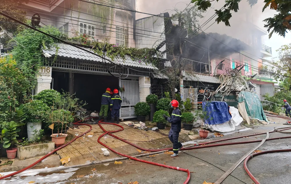 Kho chứa đồ trang trí sự kiện cưới, hỏi bùng cháy dữ dội ảnh 2 Kho chứa đồ trang trí sự kiện cưới, hỏi bùng cháy dữ dội ảnh 2