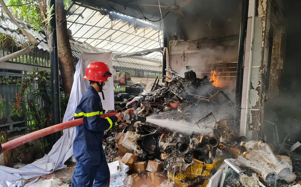 Kho chứa đồ trang trí sự kiện cưới, hỏi bùng cháy dữ dội ảnh 3 Kho chứa đồ trang trí sự kiện cưới, hỏi bùng cháy dữ dội ảnh 3