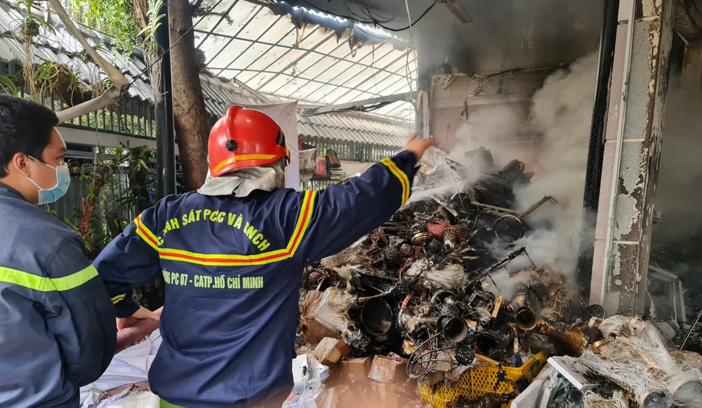 Kho chứa đồ trang trí sự kiện cưới, hỏi bùng cháy dữ dội ảnh 4 Kho chứa đồ trang trí sự kiện cưới, hỏi bùng cháy dữ dội ảnh 4
