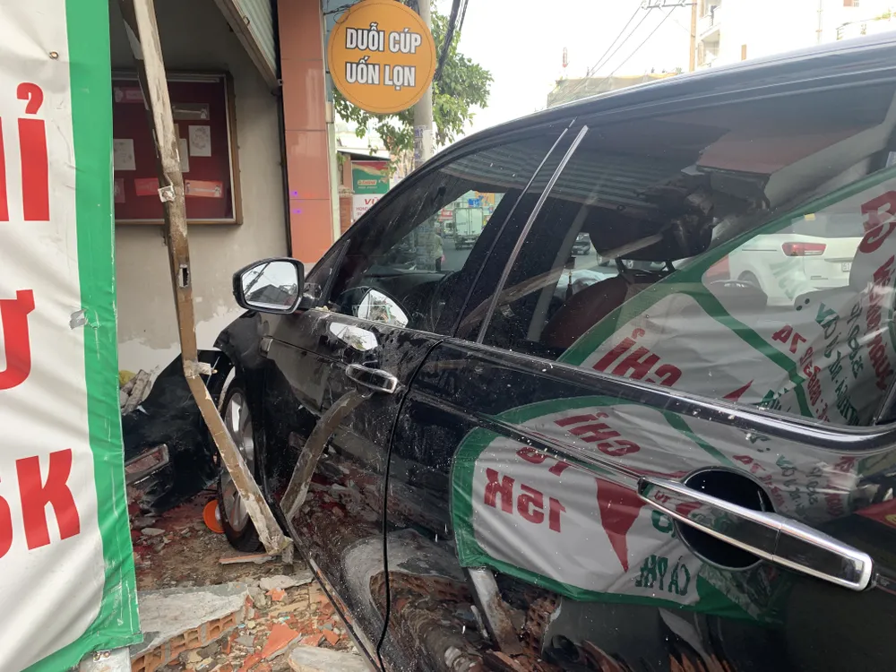 Ô tô tông chết 1 người đi bộ ở quận Bình Thạnh ảnh 3 Ô tô tông chết 1 người đi bộ ở quận Bình Thạnh ảnh 3