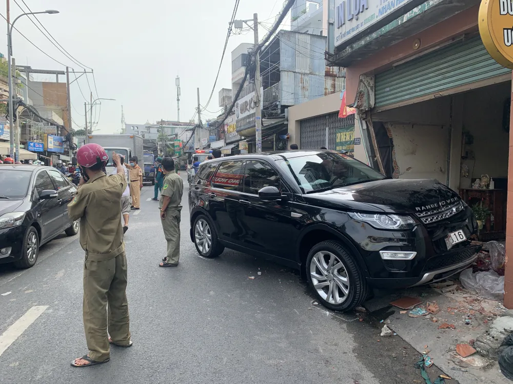 Ô tô tông chết 1 người đi bộ ở quận Bình Thạnh ảnh 5 Ô tô tông chết 1 người đi bộ ở quận Bình Thạnh ảnh 5