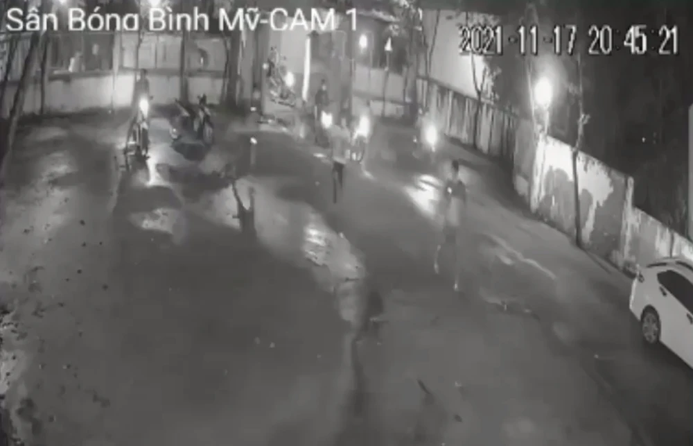 Truy bắt nhóm đối tượng dùng hung khí truy sát nhóm thanh niên ở sân bóng đá mini ảnh 1 Truy bắt nhóm đối tượng dùng hung khí truy sát nhóm thanh niên ở sân bóng đá mini ảnh 1