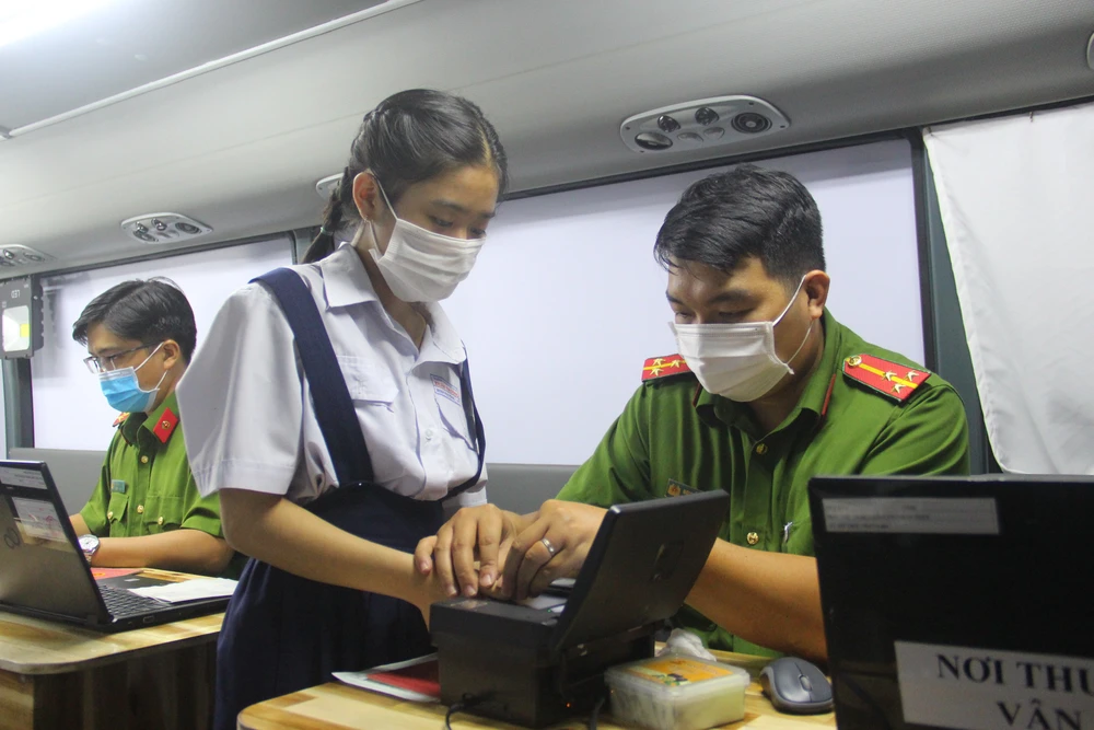 Công an TPHCM làm căn cước công dân cho người dân trên địa bàn. Ảnh: CHÍ THẠCH