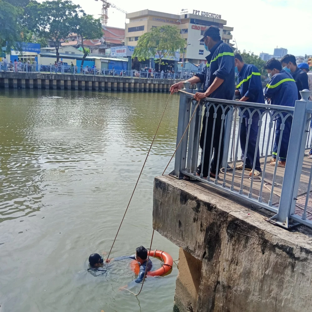 Lực lượng chức năng tìm kiếm thi thể nạn nhân tại hiện trường