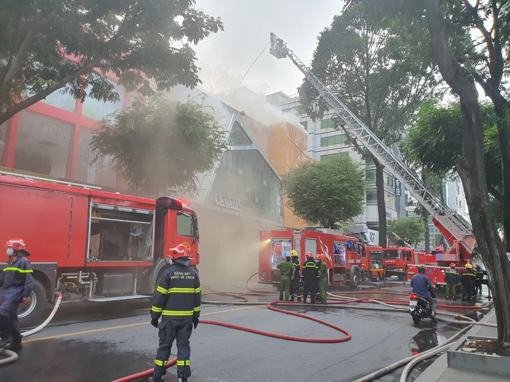 Lực lượng chức năng chữa cháy trên đường Hai Bà Trưng, quận 3, TPHCM vào chiều 26-11. Ảnh: CHÍ THẠCH